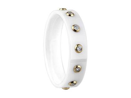 Ringe Ring mit Besatz aus Keramik.
