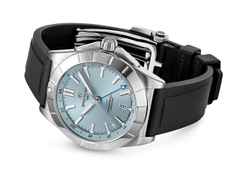 Breitling Chronomat Automatic GMT 40 Edelstahl Platin eisblaues Zifferblatt schwarzes Kautschukband – Herrenuhren Uhr mit Datum aus 950 Platin, Edelstahl und Kautschuk. Das Gehäuse ist rund und silber. Das Kautschuk / Kunststoff / Silikon Armband ist schwarz. Das Zifferblatt ist ein Index in blau. – Ansicht 3
