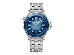 Omega Seamaster Diver 300M Automatik Edelstahl 42mm blaues Zifferblatt Metallband Summer Blue – Herrenuhren Uhr mit Datum aus Edelstahl und Keramik. Das Gehäuse ist rund und silber. Das Edelstahlarmband ist silber. Das Zifferblatt ist ein Index in blau.