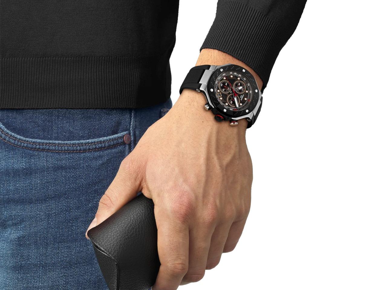 Tissot T-Race MotoGP                   2025 Chronograph Limited Edition Quarz Edelstahl 45mm schwarz-braunes Zifferblatt schwarzes Silikonband – Herrenuhren Chronograph aus Edelstahl und PVD beschichtet. Das Gehäuse ist rund und silber. Das Kautschuk / Kunststoff / Silikon Armband ist schwarz. Das Zifferblatt ist ein Index in schwarz. – Ansicht 3