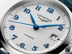 Longines Master Collection Automatik Edelstahl 39mm silbernes Zifferblatt blaues Lederband – Herrenuhren Uhr mit Datum aus Edelstahl und Leder. Das Gehäuse ist rund und silber. Das Lederarmband Kroko / Alligator ist blau. Das Zifferblatt ist arabisch und silber. – Ansicht 2