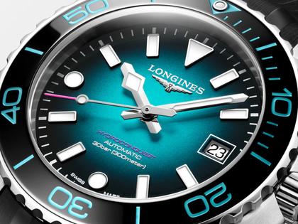 Longines HydroConquest 2026 Commonwealth Games Automatik Edelstahl 39mm türkises Zifferblatt schwarzes Kautschukband – Herrenuhren Uhr mit Datum aus Edelstahl, Kautschuk und Keramik. Das Gehäuse ist rund und silber. Das Kautschuk / Kunststoff / Silikon Armband ist schwarz. Das Zifferblatt ist ein Index in schwarz. – Ansicht 4
