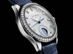 Glashütte Original Lady Serenade Luna Automatik Edelstahl 32,5mm weißes Perlmutt-Zifferblatt blaues Lederband – Damenuhren Uhr ohne Datum aus Edelstahl und Leder. Das Gehäuse ist rund und silber. Das Lederarmband Kroko / Alligator ist blau. Das Zifferblatt ist ein Index in weiß. – Ansicht 3