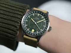 Sinn Spezialuhren 308 Jagduhr Automatik Edelstahl 40mm grünes Zifferblatt graues Textilband – Herrenuhren Uhr mit Datum aus Edelstahl. Das Gehäuse ist rund und silber. Das Textilarmband ist grau. Das Zifferblatt ist ein Index in grün. – Ansicht 7