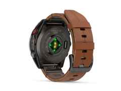 Garmin fenix 8 Pro 47mm AMOLED faserverstärktes Polymer und Titan DLC-Carbongrau digitales Zifferblatt braunes Lederband – Herrenuhren Uhr Multifunktion aus DLC beschichtet, Kunststoff und Titan. Das Gehäuse ist rund und grau. Das Lederarmband ist braun. Das Zifferblatt ist digital und schwarz. – Ansicht 3