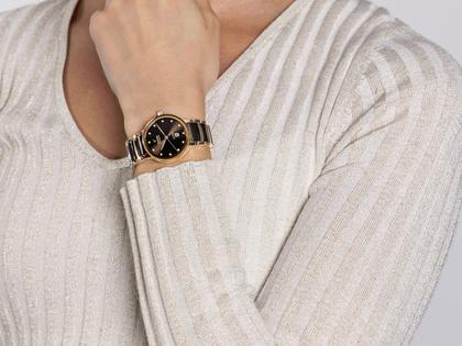 Rado Centrix Diamonds Automatik Edelstahl Roségold-PVD 30,5mm braunes Zifferblatt mit Brillanten Metallband – Damenuhren Uhr mit Datum aus Edelstahl, Keramik und PVD beschichtet. Das Gehäuse ist rund und roségold. Das Keramikarmband ist braun. Das Zifferblatt ist ein Index in braun. – Ansicht 6