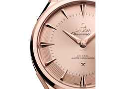 Omega Constellation Observatory Automatik Rotgold 39mm rotgoldenes Zifferblatt rotes Lederband – Herrenuhren Uhr ohne Datum aus 750 Rotgold und Leder. Das Gehäuse ist rund und rotgold. Das Lederarmband Kroko / Alligator ist rot. Das Zifferblatt ist ein Index in rotgold. – Ansicht 3