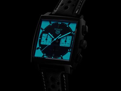 TAG Heuer Monaco Chronograph Automatik Titan schwarz DLC 39mm Night Driver Limited Edition – Herrenuhren Chronograph aus DLC beschichtet und Titan. Das Gehäuse ist quadratisch und schwarz. Das Lederarmband ist schwarz. Das Zifferblatt ist ein Index in grau. – Ansicht 6