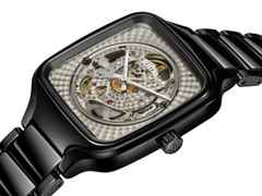 Rado True Square x Kunihiko Morinaga Special Edition Automatik schwarze Keramik 38mm photochromes Zifferblatt schwarzes Keramikband – Herrenuhren Uhr ohne Datum aus Keramik und Titan. Das Gehäuse ist quadratisch und schwarz. Das Keramikarmband ist schwarz. Der Zifferblatt ist ohne Zeichen. – Ansicht 2