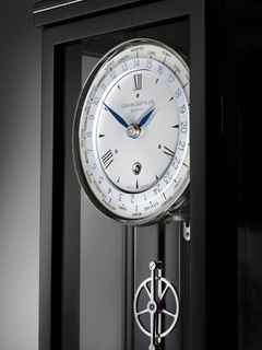 Erwin Sattler Seilzug Regulator Wanduhr Classica W 60 M schwarz Weltzeitanzeige – Großuhren Wanduhr aus . Das Gehäuse ist rechteckig und schwarz. Das Zifferblatt ist römisch Index und silber. – Ansicht 2