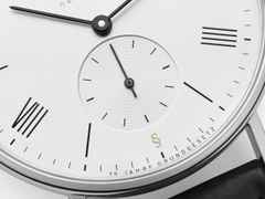 Nomos Glashütte Ludwig Neomatik 39 75 Jahre Grundgesetz Automatik Edelstahl 39mm weißes Zifferblatt schwarzes Lederband limitiert – Herrenuhren Uhr ohne Datum aus Edelstahl und Leder. Das Gehäuse ist rund und silber. Das Lederarmband ist schwarz. Das Zifferblatt ist römisch Index und weiß. – Ansicht 4