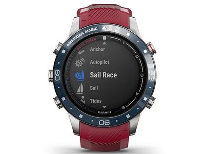 Garmin MARQ Captain digital blaues Silikonband American Magic Edition – Herrenuhren Uhr Multifunktion aus Titan. Das Gehäuse ist rund und grau. Das Kautschuk / Kunststoff / Silikon Armband ist blau. Das Zifferblatt ist digital und schwarz. – Ansicht 4