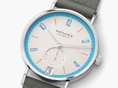 Nomos Glashütte Tangente 38 Datum "175 Years Watchmaking - Peace" Handaufzug Edelstahl cremeweißes Zifferblatt graues Textilband Glasboden – Herrenuhren Uhr mit Datum aus Edelstahl. Das Gehäuse ist rund und silber. Das Textilarmband ist grau. Das Zifferblatt ist arabisch Index und beige. – Ansicht 4