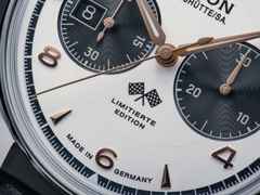 Union Glashütte Noramis Chronograph Gaisbergrennen 2023 Limitierte Edition Automatik Edelstahl 42mm silberfarbenes Zifferblatt schwarzes Lederband – Herrenuhren Chronograph aus Edelstahl. Das Gehäuse ist rund und silber. Das Lederarmband ist schwarz. Das Zifferblatt ist arabisch Index und silber. – Ansicht 3