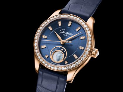 Glashütte Original Lady Serenade Luna Automatik Edelstahl 32,5mm blaues Zifferblatt blaues Lederband – Damenuhren Uhr ohne Datum aus 750 Rotgold, Edelstahl und Leder. Das Gehäuse ist rund und silber. Das Lederarmband Kroko / Alligator ist blau. Das Zifferblatt ist ein Index in blau. – Ansicht 3