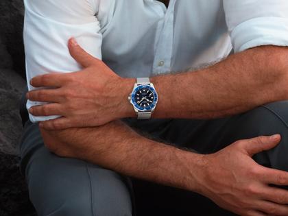 Longines HydroConquest Automatik Edelstahl 42mm schwarzes Zifferblatt Metallband – Herrenuhren Uhr mit Datum aus Edelstahl. Das Gehäuse ist rund und silber. Das Edelstahlarmband ist silber. Das Zifferblatt ist ein Index in schwarz. – Ansicht 6