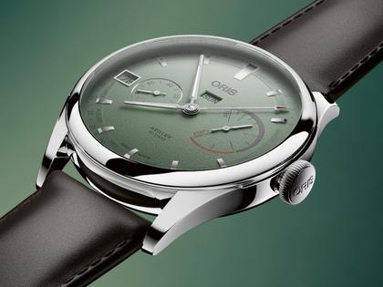 Oris Artelier Calibre 113 Handaufzug Edelstahl 43mm grünes Zifferblatt braunes Lederband – Herrenuhren Uhr mit Kalender aus Edelstahl und Leder. Das Gehäuse ist rund und silber. Das Lederarmband ist braun. Das Zifferblatt ist ein Index in grün. – Ansicht 3