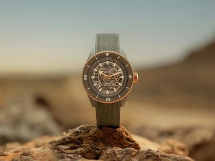 Rado Captain Cook High-Tech Ceramic Skeleton Automatik Keramik 43mm graues Zifferblatt olivgrünes Kautschukband – Herrenuhren Uhr ohne Datum aus Edelstahl, Kautschuk, Keramik, PVD beschichtet und Titan. Das Gehäuse ist rund und grau. Das Kautschuk / Kunststoff / Silikon Armband ist grau. Das Zifferblatt ist ein Index in grau. – Ansicht 7