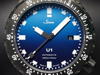 Sinn Spezialuhren U1 S Roller Limited Edition - Chemnitz Kulturhauptstadt2025 - Automatik U-Boot-Stahl 44mm blaues Zifferblatt schwarzes Kautschukband – Herrenuhren Uhr mit Datum aus Edelstahl, Kautschuk, Metall und PVD beschichtet. Das Gehäuse ist rund und schwarz. Das Kautschuk / Kunststoff / Silikon Armband ist schwarz. Das Zifferblatt ist ein Index in blau. – Ansicht 8