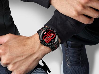 TAG Heuer Connected Calibre E5 X Formula 1 Edition Smartwatch Titan DLC-Schwarz 45mm digitales Zifferblatt schwarzes Kautschukband – Herrenuhren Uhr Multifunktion aus DLC beschichtet und Titan. Das Gehäuse ist rund und schwarz. Das Lederarmband ist schwarz. Der Zifferblatt ist digital. – Ansicht 5