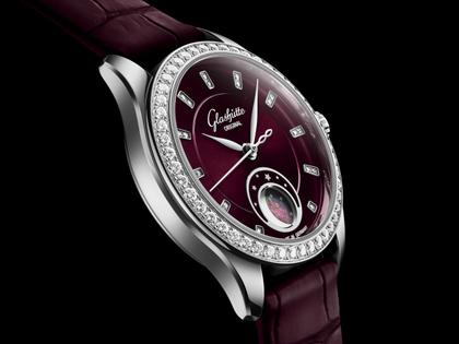 Glashütte Original Lady Serenade Luna Purpursamt Automatik Edelstahl 32,5mm violettes Zifferblatt violettes Lederband – Damenuhren Uhr ohne Datum aus 750 Weißgold, Edelstahl und Leder. Das Gehäuse ist rund und silber. Das Lederarmband Kroko / Alligator ist lila. Das Zifferblatt ist ein Index in lila. – Ansicht 5