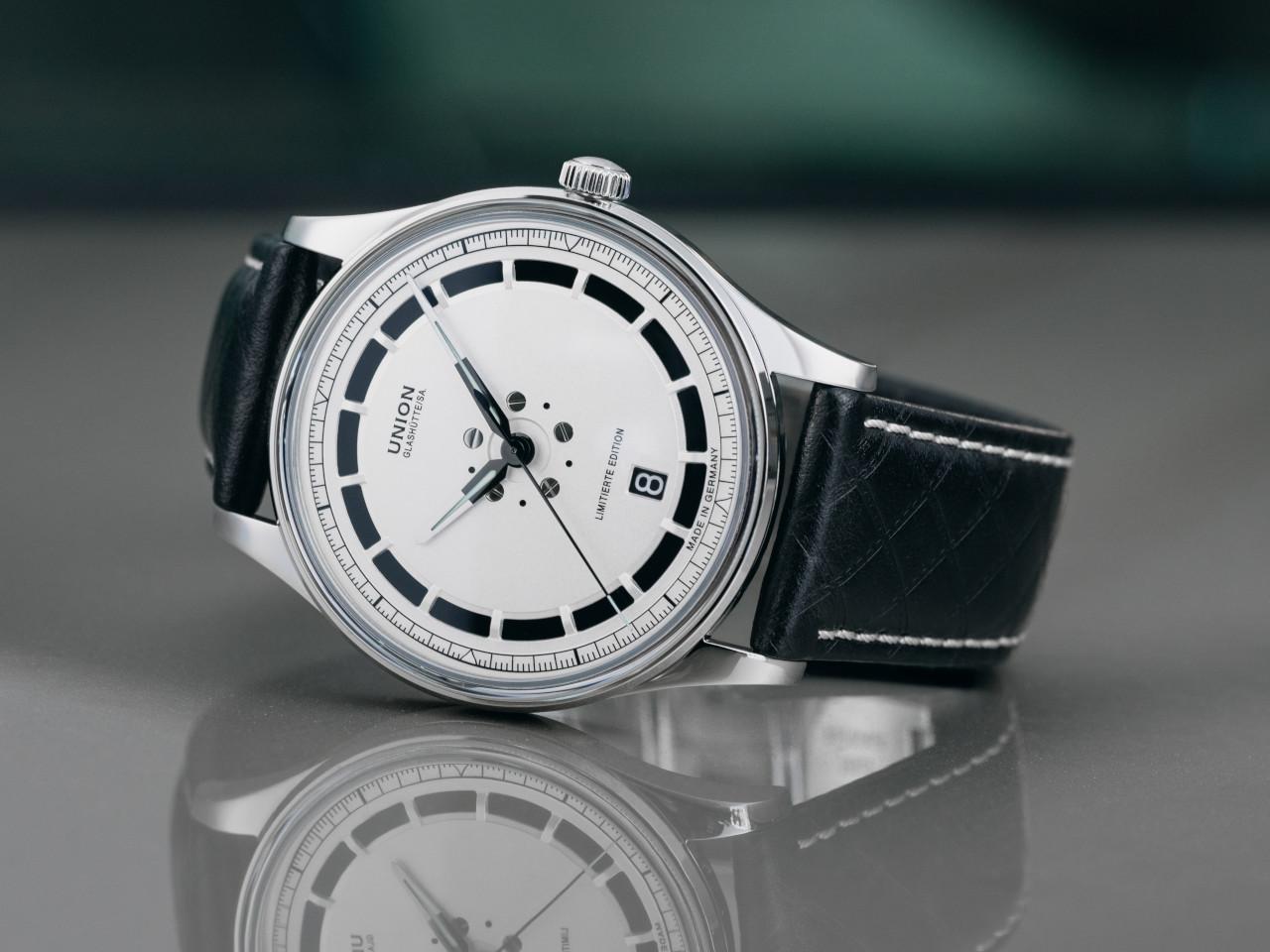 Union Glashütte Noramis Datum Deutschland Klassik 2025 Limitierte Edition Automatik Edelstahl 40mm Felgendesign Zifferblatt schwarzes Lederband – Herrenuhren Uhr mit Datum aus Edelstahl und Leder. Das Gehäuse ist rund und silber. Das Lederarmband ist schwarz. Das Zifferblatt ist ohne Zeichen und schwarz. – Ansicht 5
