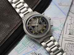 Sinn Spezialuhren 356 FLIEGER Klassik AS E Chronograph Automatik Edelstahl 38,5mm graues Zifferblatt Metallband – Herrenuhren Chronograph aus Edelstahl. Das Gehäuse ist rund und grau. Das Edelstahlarmband ist grau. Das Zifferblatt ist arabisch und anthrazit. – Ansicht 2