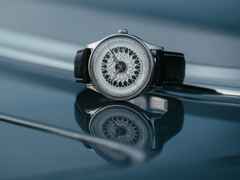 Union Glashütte Noramis Datum Deutschland Klassik 2024 Limitierte Edition Automatik Edelstahl 40mm Felgendesign Zifferblatt schwarzes Lederband – Herrenuhren Uhr mit Datum aus Edelstahl und Leder. Das Gehäuse ist rund und silber. Das Lederarmband ist schwarz. Das Zifferblatt ist ohne Zeichen und schwarz. – Ansicht 8