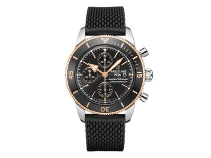 Breitling Superocean Heritage Chronograph 44 Automatik Edelstahl schwarzes Zifferblatt schwarzes Kautschukband – Herrenuhren Chronograph aus 750 Rotgold, Edelstahl und Keramik. Das Gehäuse ist rund und silber. Das Kautschuk / Kunststoff / Silikon Armband ist schwarz. Das Zifferblatt ist ein Index in schwarz.