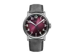 H. Moser & Cie. Heritage Dual Time Burgundy Fumé Automatik Edelstahl 42mm rotes Zifferblatt graues Lederband – Herrenuhren Uhr ohne Datum aus Edelstahl. Das Gehäuse ist rund und silber. Das Lederarmband ist grau. Das Zifferblatt ist arabisch und rot.