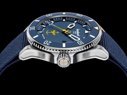 Hanhart Fly Navy Aerosphere MFG3 Automatik Edelstahl 42mm blaues Zifferblatt blaues Textilband limitiert – Herrenuhren Uhr mit Datum aus Edelstahl und Keramik. Das Gehäuse ist rund und silber. Das Textilarmband ist blau. Das Zifferblatt ist arabisch und blau. – Ansicht 6