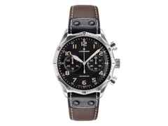 Junghans Meister Pilot Automatic Edelstahl 43mm schwarzes Zifferblatt braunes Lederband – Herrenuhren Chronograph aus Edelstahl. Das Gehäuse ist rund und silber. Das Lederarmband ist braun. Das Zifferblatt ist arabisch Index und schwarz.