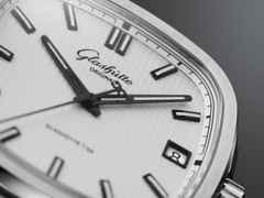 Glashütte Original Seventies Vintage Kollektion Stereo Panel Automatik Edelstahl 39x39mm silbernes Zifferblatt Metallband – Herrenuhren Uhr mit Datum aus 750 Weißgold und Edelstahl. Das Gehäuse ist quadratisch und silber. Das Edelstahlarmband ist silber. Das Zifferblatt ist ein Index in silber. – Ansicht 3