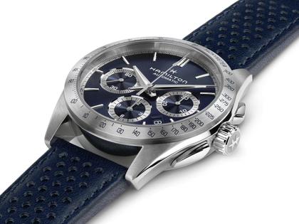 Hamilton Jazzmaster Performer Auto Chrono Edelstahl 42mm dunkelblaues Zifferblatt dunkelblaues Lederband – Herrenuhren Chronograph aus Edelstahl und Leder. Das Gehäuse ist rund und silber. Das Lederarmband ist blau. Das Zifferblatt ist arabisch Index und blau. – Ansicht 2