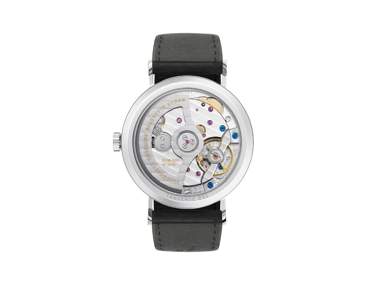 Nomos Glashütte Tangente 35 neomatik Platingrau Automatik Edelstahl 35mm graues Zifferblatt schwarzes Lederband Glasboden – Damenuhren Uhr ohne Datum aus Edelstahl. Das Gehäuse ist rund und silber. Das Lederarmband ist schwarz. Das Zifferblatt ist arabisch Index und silber. – Ansicht 2