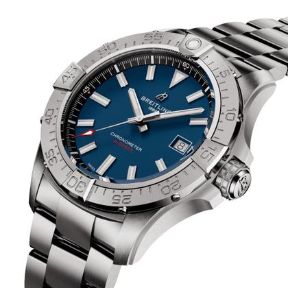 Breitling Avenger Automatik 42 Edelstahl blaues Zifferblatt Metallband – Herrenuhren Uhr mit Datum aus Edelstahl. Das Gehäuse ist rund und silber. Das Edelstahlarmband ist silber. Das Zifferblatt ist ein Index in blau. – Ansicht 2