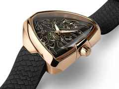 Hamilton Ventura Elvis80 Skeleton Dragon Auto Edelstahl PVD-Roségold 42x45mm schwarzes Zifferblatt Kautschukband – Damenuhren Uhr ohne Datum aus Edelstahl, Kautschuk und PVD beschichtet. Das Gehäuse ist sonstige Form und roségold. Das Kautschuk / Kunststoff / Silikon Armband ist schwarz. Das Zifferblatt ist ohne Zeichen und schwarz. – Ansicht 2
