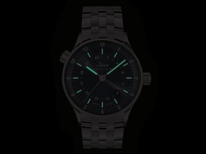 Sinn Spezialuhren 6060 B Frankfurter Weltzeituhr Automatik Edelstahl 38,5mm blaues Zifferblatt Metallband – Herrenuhren Uhr mit Datum aus Edelstahl und Leder. Das Gehäuse ist rund und silber. Das Edelstahlarmband ist silber. Das Zifferblatt ist arabisch Index und blau. – Ansicht 4