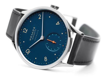 Nomos Glashütte Minimatik neomatik 35 Nachtblau Automatik Edelstahl 35mm blaues Zifferblatt schwarzes Lederband – Herrenuhren Uhr ohne Datum aus Edelstahl. Das Gehäuse ist rund und silber. Das Lederarmband ist schwarz. Das Zifferblatt ist arabisch Index und blau. – Ansicht 3