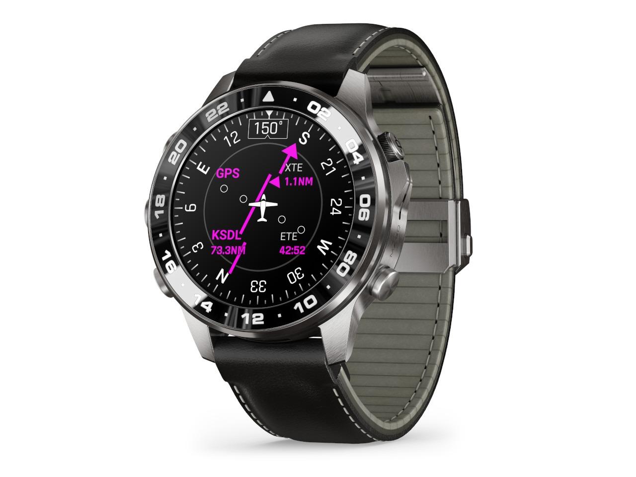 Garmin MARQ Aviator Gen 3 Titan 47mm digitales Display schwarzes Lederband – Herrenuhren Uhr Multifunktion aus Keramik, Leder und Titan. Das Gehäuse ist rund und grau. Das Lederarmband ist schwarz. Der Zifferblatt ist digital. – Ansicht 2