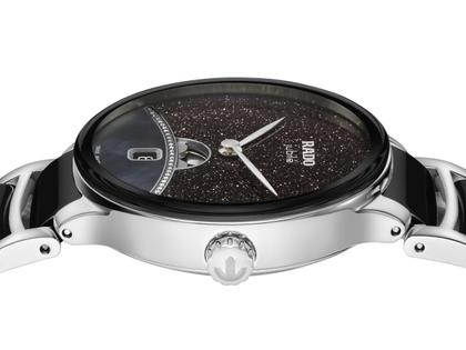 Rado Centrix Diamonds Quarz Edelstahl 35mm schwarzes Zifferblatt mit Brillanten Metallband limitiert – Damenuhren Uhr mit Datum aus Edelstahl und Keramik. Das Gehäuse ist rund und silber. Das Edelstahlarmband ist silber. Das Zifferblatt ist ohne Zeichen und schwarz. – Ansicht 3