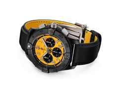 Breitling Avenger B01 Chronograph 44 Night Mission Automatik Keramik gelbes Zifferblatt schwarzes Lederband – Herrenuhren Chronograph aus Keramik, Leder und Titan. Das Gehäuse ist rund und schwarz. Das Lederarmband ist schwarz. Das Zifferblatt ist ein Index in gelb. – Ansicht 3