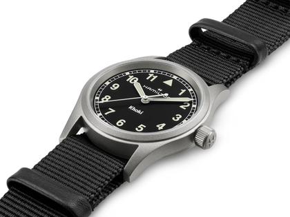 Hamilton Khaki Field Quartz Edelstahl 33mm schwarzes Zifferblatt schwarzes NATO-Textilband – Damenuhren Uhr ohne Datum aus Edelstahl. Das Gehäuse ist rund und grau. Das Textilarmband ist schwarz. Das Zifferblatt ist ein Index in schwarz. – Ansicht 2