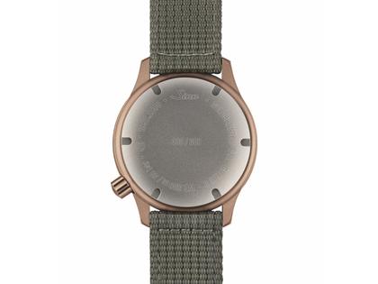 Sinn Spezialuhren T50 Goldbronze Automatik Bronze 41mm graues Zifferblatt graues Textilband Limited Edition – Herrenuhren Uhr mit Datum aus Bronze und Edelstahl. Das Gehäuse ist rund und bronze. Das Textilarmband ist grau. Das Zifferblatt ist ein Index in braun. – Ansicht 2