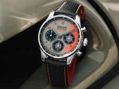 Union Glashütte Belisar Chronograph Speedster 2026 Limited Edition Automatik Edelstahl 40mm beiges Zifferblatt schwarzes Lederband Metallband – Herrenuhren Chronograph aus Edelstahl und Leder. Das Gehäuse ist rund und silber. Das Lederarmband ist schwarz. Das Zifferblatt ist arabisch Index und beige. – Ansicht 4