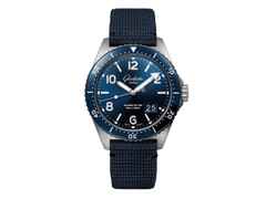 Glashütte Original SeaQ Panoramadatum Automatik Edelstahl 43mm blaues Zifferblatt blaues Textilband – Herrenuhren Uhr mit Datum aus Edelstahl und Keramik. Das Gehäuse ist rund und silber. Das Textilarmband ist blau. Das Zifferblatt ist arabisch Index und blau.