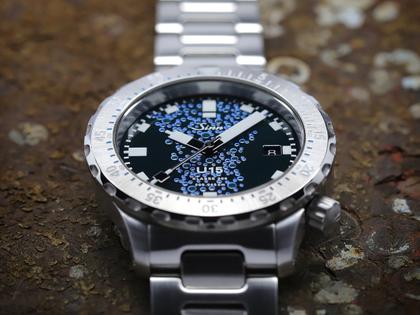 Sinn Spezialuhren U15 Taucheruhr Limited Edition Automatik Edelstahl 41mm blau-grünes Zifferblatt Metallband – Herrenuhren Uhr mit Datum aus Edelstahl. Das Gehäuse ist rund und grau. Das Edelstahlarmband ist grau. Das Zifferblatt ist ein Index in blau. – Ansicht 6