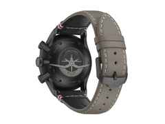 Junghans Meister Pilot Chronoscope Desert Automatik Edelstahl DLC-Braun 43mm sandfarbenes Zifferblatt braunes Lederband – Herrenuhren Chronograph aus DLC beschichtet, Edelstahl und Leder. Das Gehäuse ist rund und schwarz. Das Lederarmband ist braun. Das Zifferblatt ist arabisch Index und braun. – Ansicht 2