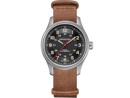 Hamilton Khaki Field Titanium Far Cry® 6 Limited Edition Automatik Titan 42mm schwarzes Zifferblatt braunes Lederband – Herrenuhren Uhr ohne Datum aus Leder und Titan. Das Gehäuse ist rund und silber. Das Lederarmband ist braun. Das Zifferblatt ist arabisch und schwarz.