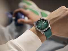 H. Moser & Cie. Pioneer Centre Seconds Fumé Blue Lagoon Mega Cool Automatik Edelstahl 42,8mm türkises Zifferblatt türkises Textilband – Herrenuhren Uhr ohne Datum aus Edelstahl. Das Gehäuse ist rund und silber. Das Textilarmband ist schwarz. Das Zifferblatt ist ein Index in grün. – Ansicht 6